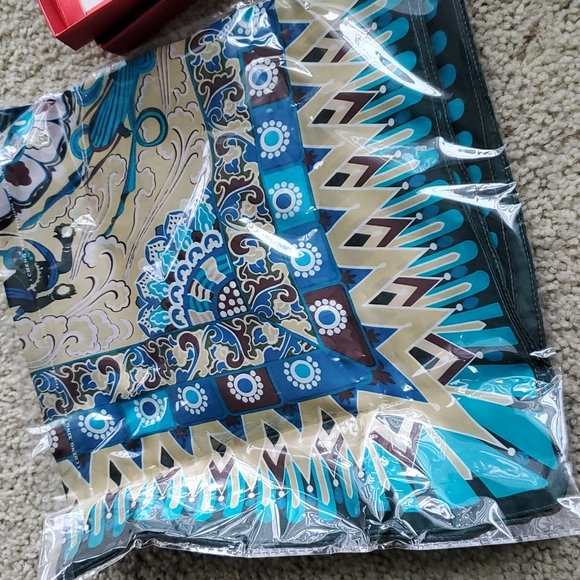 Scarf with box - Picture 3 of 3